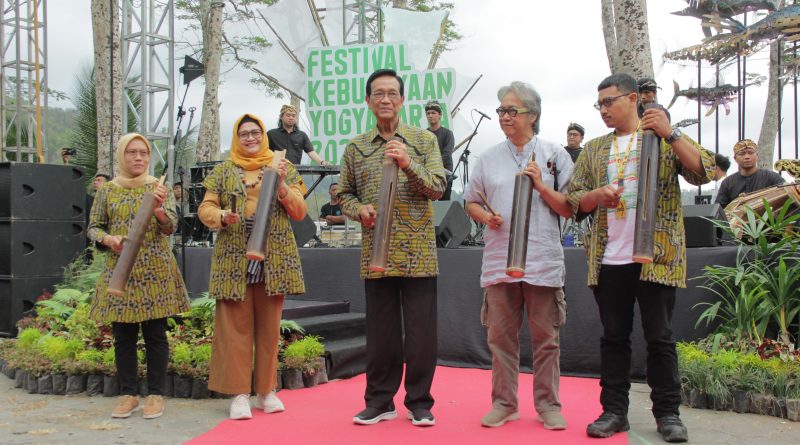 1000 Penari Wanita Tani Meriahkan Pembukaan Festival Kebudayaan Yogyakarta 2023 di Waduk Sermo Kulon Progo
