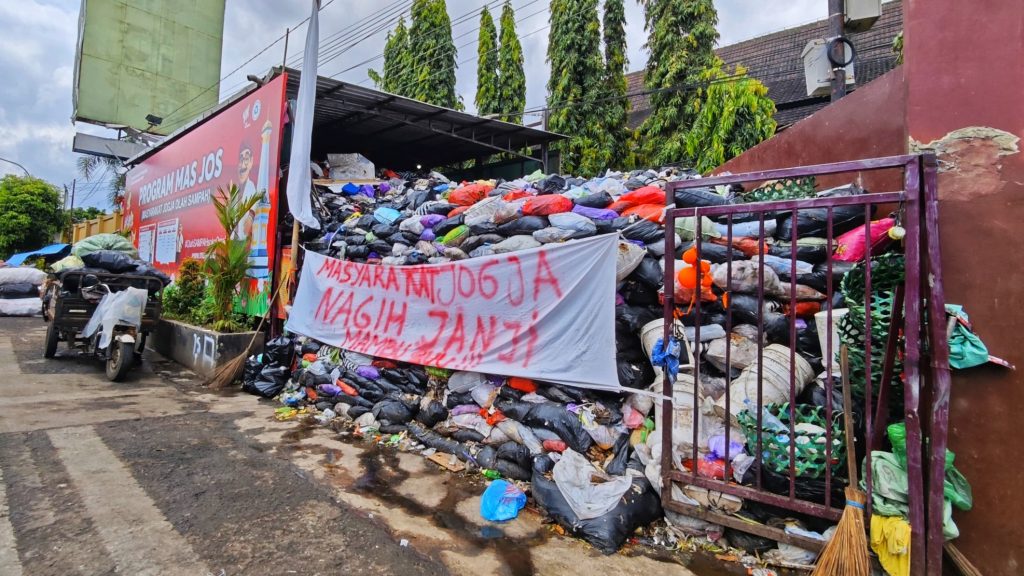 Spanduk protes warga akibat sampah meluber di Depo THR, Selasa (16/9/2025). (Palupi Sastro)