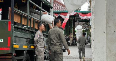 Satpol PP Kota Yogyakarta tengah mendistribusikan sejumlah ember khusus di Kemantren Gondomanan, Kamis (18/9/2025). (Palupi Sastro)