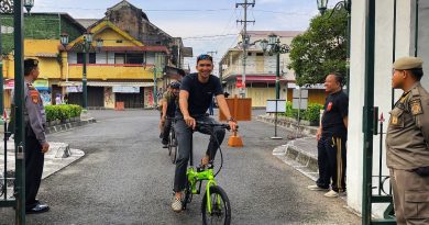 ASN memasuki Kompleks Kepatihan dengan jalan kaki dan kendaraan listrik pasca larangan kendaraan bermotor, Jumat (23/1/2026). (Palupi Sastro)