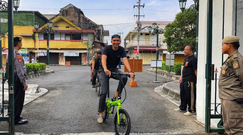 ASN memasuki Kompleks Kepatihan dengan jalan kaki dan kendaraan listrik pasca larangan kendaraan bermotor, Jumat (23/1/2026). (Palupi Sastro)