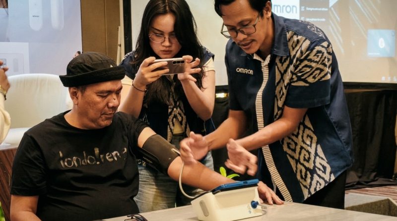 Pengecekan tekanan darah dalam pengenalan layanan EOC OMRON Healthcare Indonesia di Artotel Suites Bianti Yogyakarta, Kamis (20/8/2026).(Palupi Sastro)